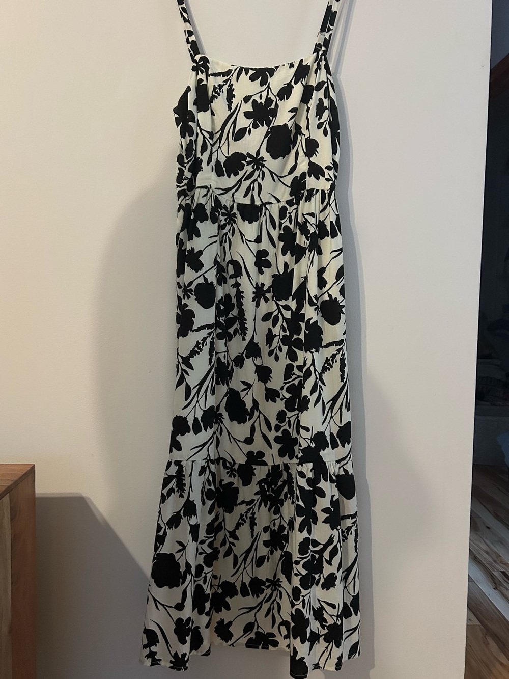 Evereve ‘Florence’ Black and Cream Floral Cotton Poplin Midi Dress with Pockets - Picture 6 of 8